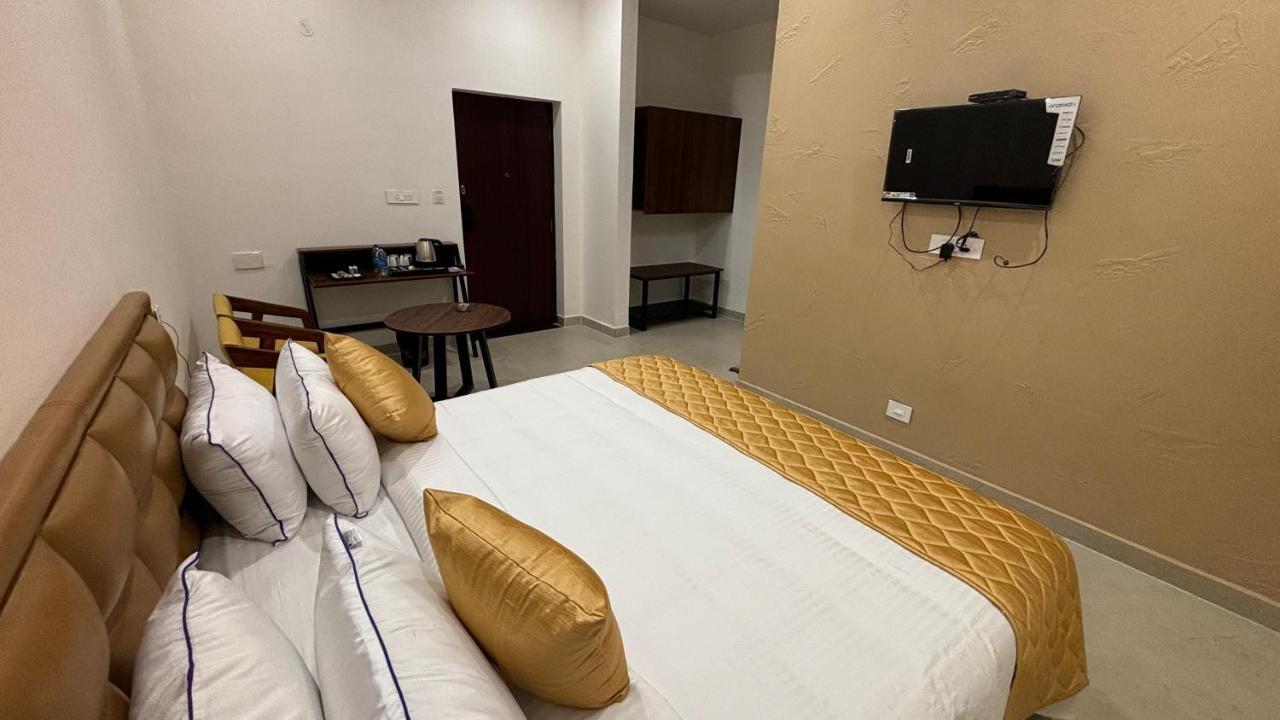 Hotel The Riviera Theni Allinagaram Exterior foto