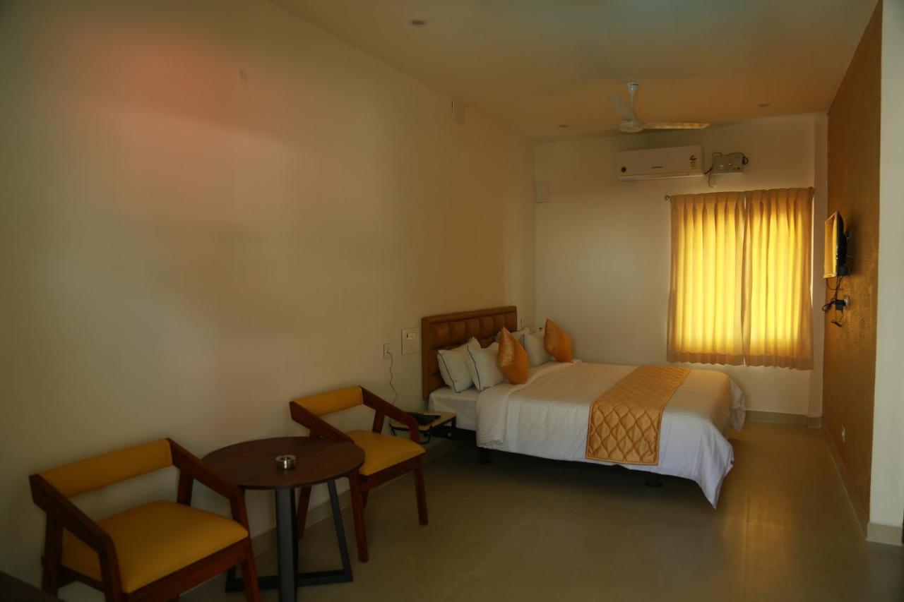 Hotel The Riviera Theni Allinagaram Exterior foto